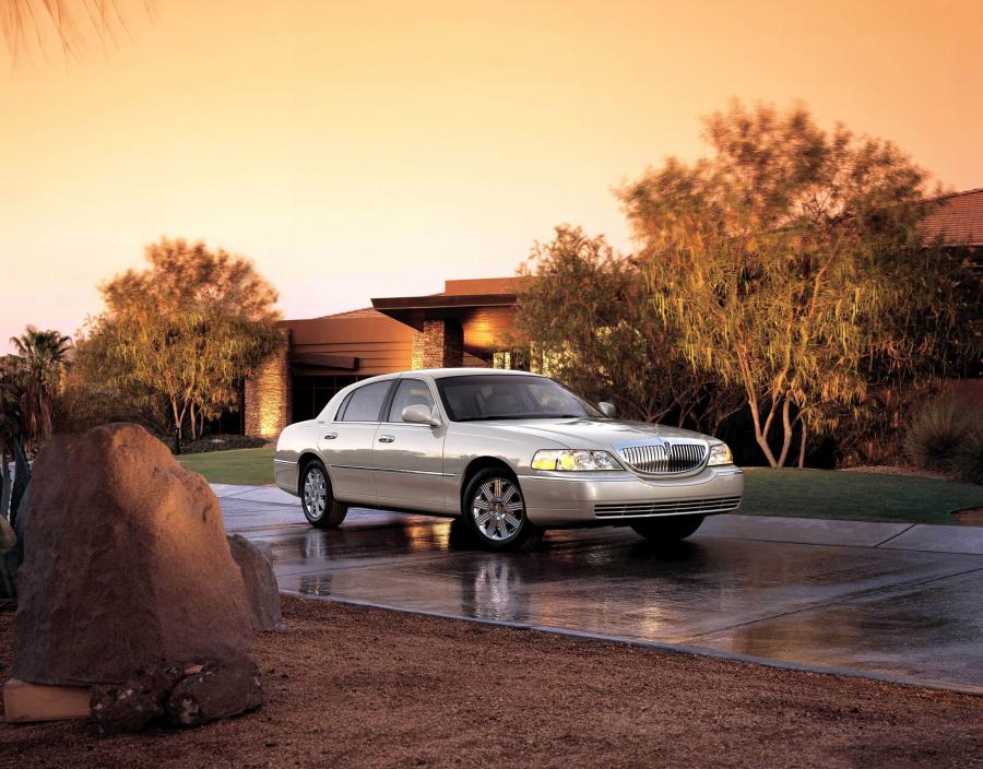  Lincoln Town Car 2003 года  (фото 38 из 68)